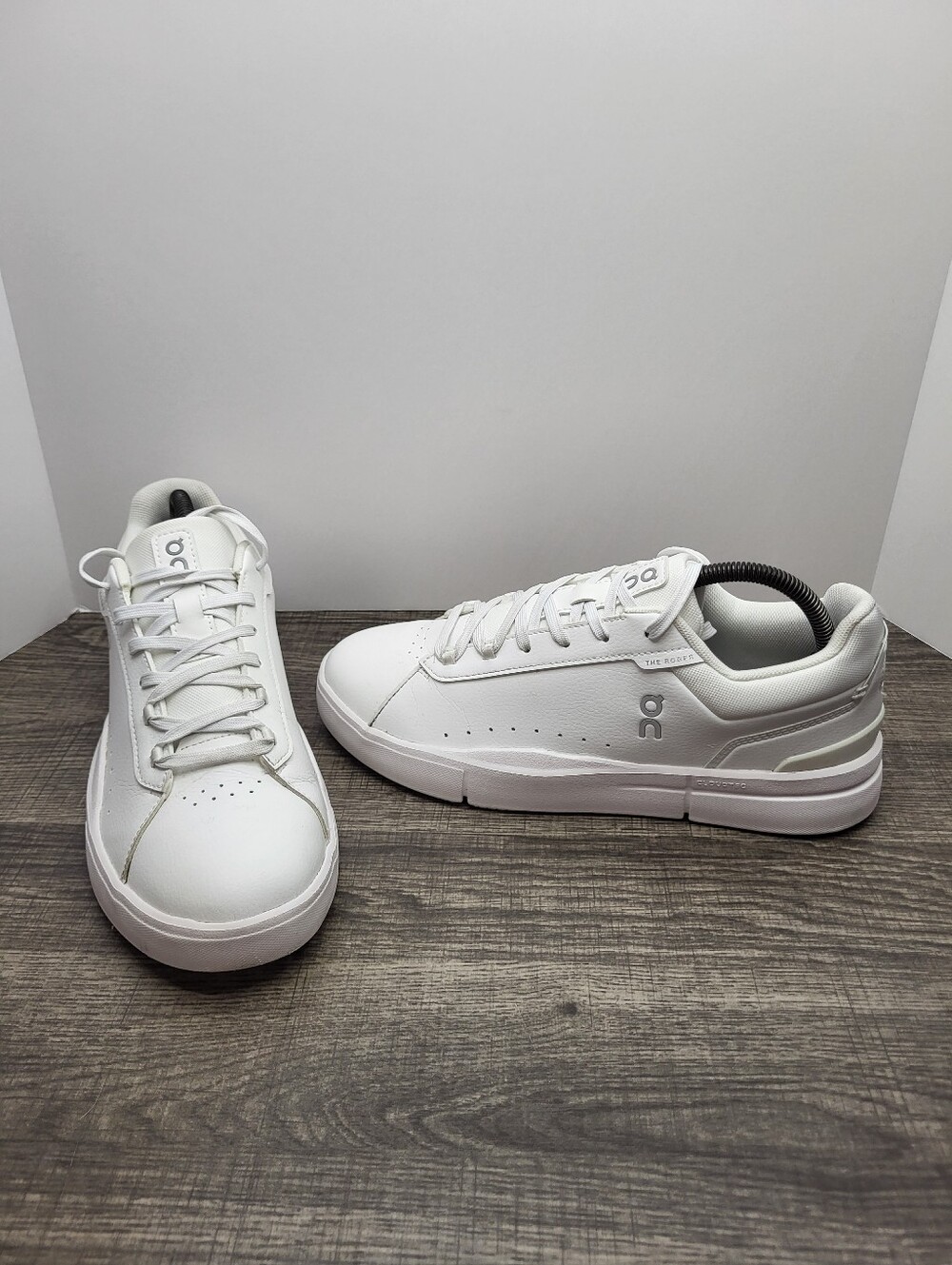 On The Roger Advantage Low Top White Leather Sneakers Shoes Women's Size 9.5